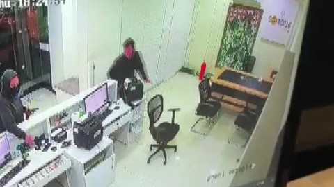 Döviz bürosunda silahlı soygun! Paraları gasbedip iş yeri sahibini rehin aldı