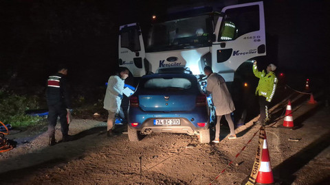 Eğlencenin sonu çok kötü bitti! Parti dönüşü bir araçla yarış yapan otomobil kamyonun altına girdi: Çok sayıda ölü var
