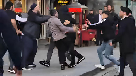 Eminönü'nde iki grup sopalarla birbirine saldırdı: Kavga anları kamerada