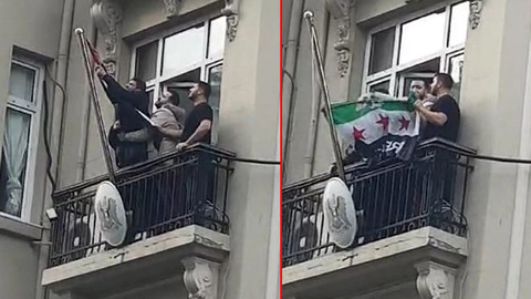 Suriyeliler İstanbul Konsolosluğu’na girdi: Baas rejiminin bayrağı indirildi!