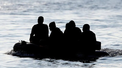 İzmir'de düzensiz göçmenleri taşıyan lastik bot battı: 5 kişi kayıp