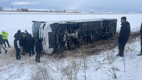 Kars'ta yolcu otobüsü devrildi: Çok sayıda yaralı var!