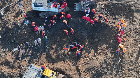 Heyelan altında kalan 4 kişinin cansız bedenine ulaşıldı