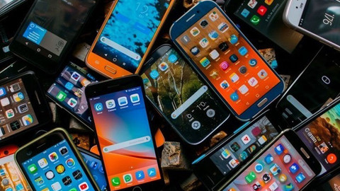 Çalıştıkları mağazan telefon çaldılar, başkalarına sattılar!