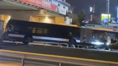 Kontrolden çıkan metrobüs 4 otomobile çarptı