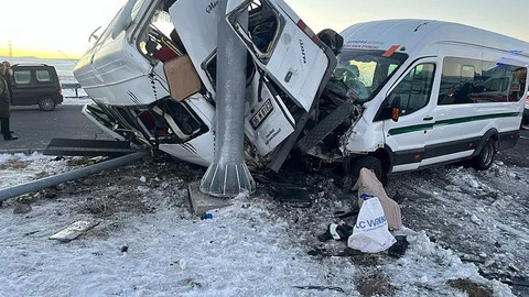 Kars’ta can pazarı: Feci kazada 1’i ağır 20 yaralı!