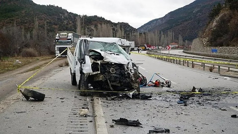 Çorum’da zincirleme kaza: 2 ölü, 5 yaralı!