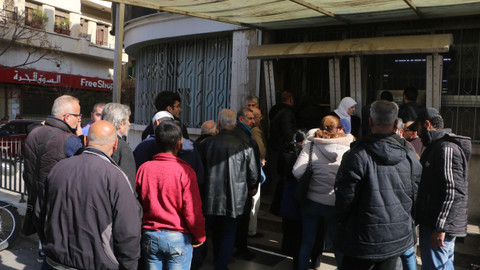 Esad rejiminin ardından Suriye’de maaşlar yattı: ATM’lerde uzun kuyruklar oluştu!