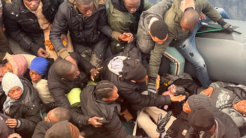 Okyanusun ortasında mucize: Göçmen botunda dünyaya gözlerini açtı!
