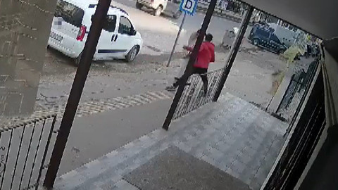 Bu nasıl insanlık? Sokakta yürüyen kadına ölümcül yumruk!