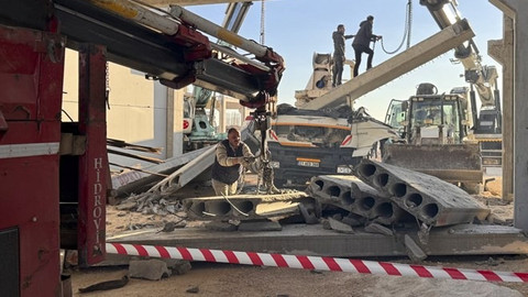 Gaziantep'te beton bloğun altında kalan sürücü hayatını kaybetti