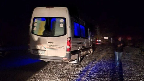 Tatil bölgesinde toprak kayması: Araçlar yolda kaldı