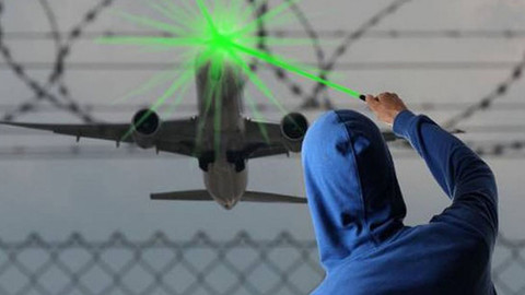 Uçağa lazer tutanların cebi yanacak! Yeni yılda yeni cezalar