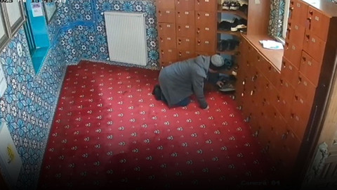 Namaz kılıyor gibi yapıp ayakkabı çaldı! Pes dedirten savunma