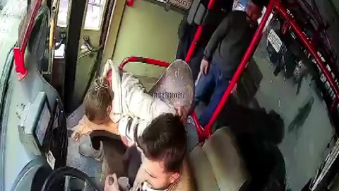 Otobüste dehşet! Şoför kocasına saldırdı kolunu ısırdı bıçakladı
