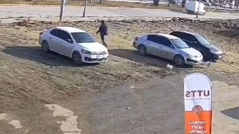 Elazığ'dan ilginç görüntüler: Horoz sayaç okumaya gelen görevliyi uzun süre kovaladı
