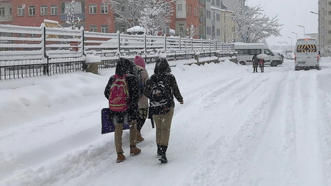 İstanbul'da eğitime kar engeli! Bazı ilçelerde okullar tatil edildi