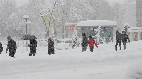 İstanbul'da 7 ilçeye sarı kodlu uyarı! Kar yağışı için saat verildi