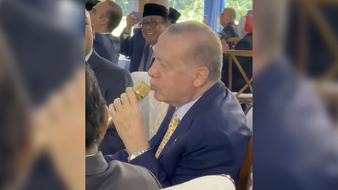 Cumhurbaşkanı Erdoğan, Endonezya'da Mehter marşına böyle eşlik etti