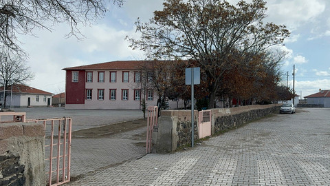 Okulu kana buladı! Sınıfta öğretmene kurşun yağdırdı!