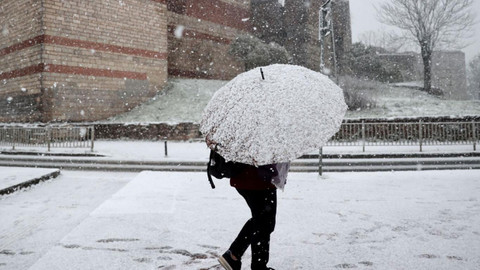 Meteoroloji uyarmıştı! İstanbul'da beklenen kar yağışı başladı
