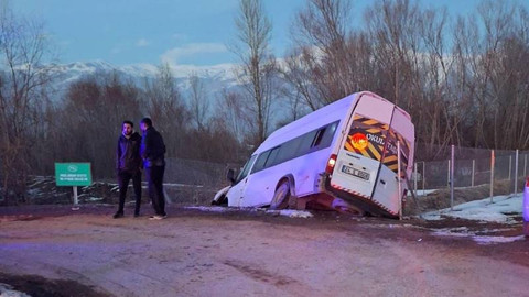 Erzincan’da öğrenci servisi sulama kanalına devrildi: 11 kişi yaralandı!
