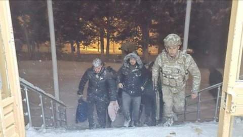 Jandarmadan örnek davranış! Yolda kalan öğrencileri misafir ettiler