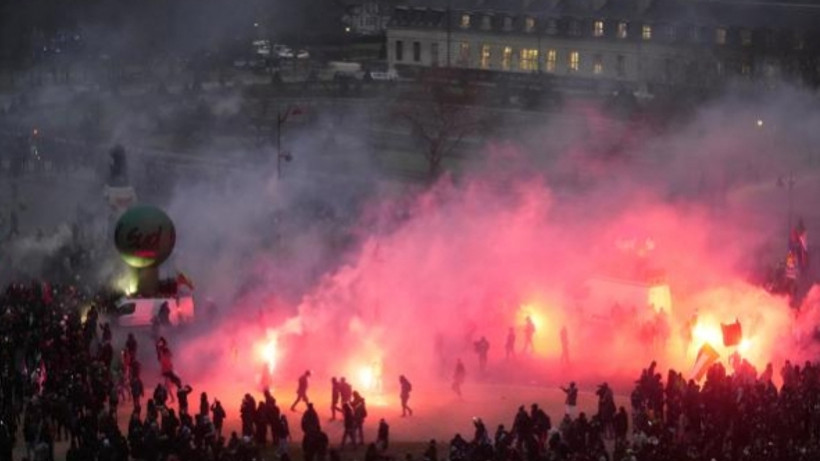 Fransız Senatosu, emeklilik reformunun en tartışmalı maddesini kabul etti