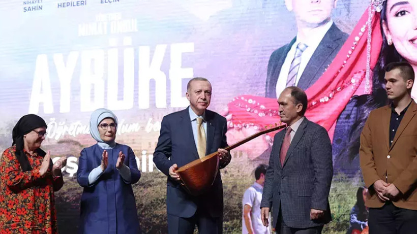 Ailesi şehit öğretmen Aybüke Yalçın'ın bağlamasını Erdoğan'a hediye etti