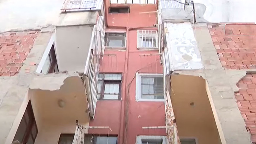 Eski binayı yıkan müteahhit, komşu binayı da duvarından etti!