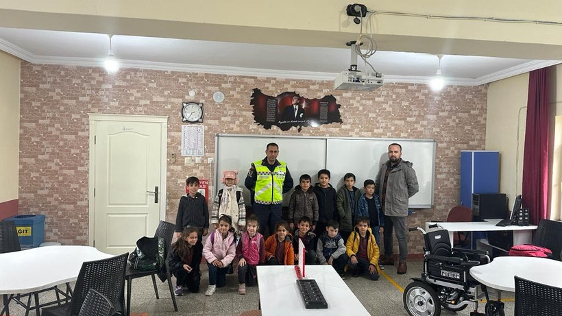 Jandarmadan öğrencilere trafik semineri