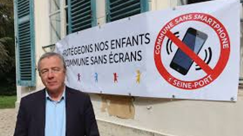 Fransa'da kamusal alanlarda telefon yasaklandı