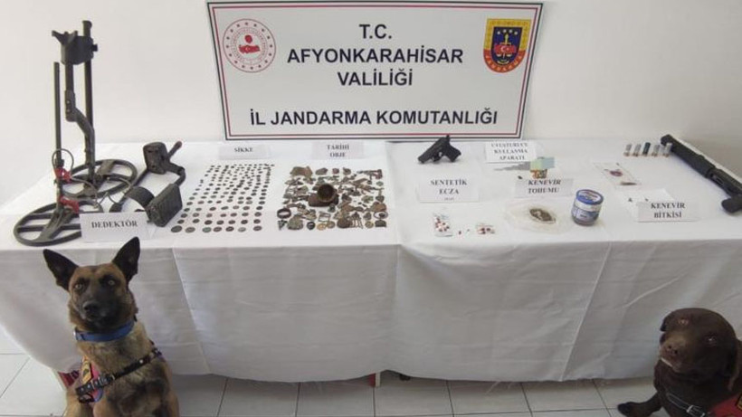 Jandarma ihbarı alır almaz harekete geçti! Uyuşturucu baskını yapılan evde yüzlerce tarihi eser bulundu