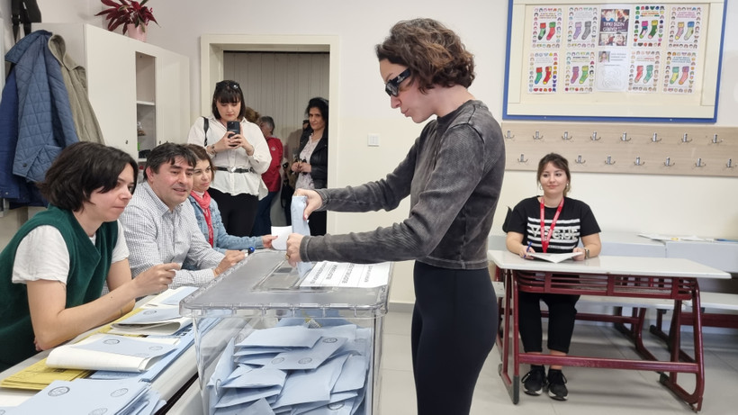 Zeynep Bastık, oy sırasına asistanını soktu