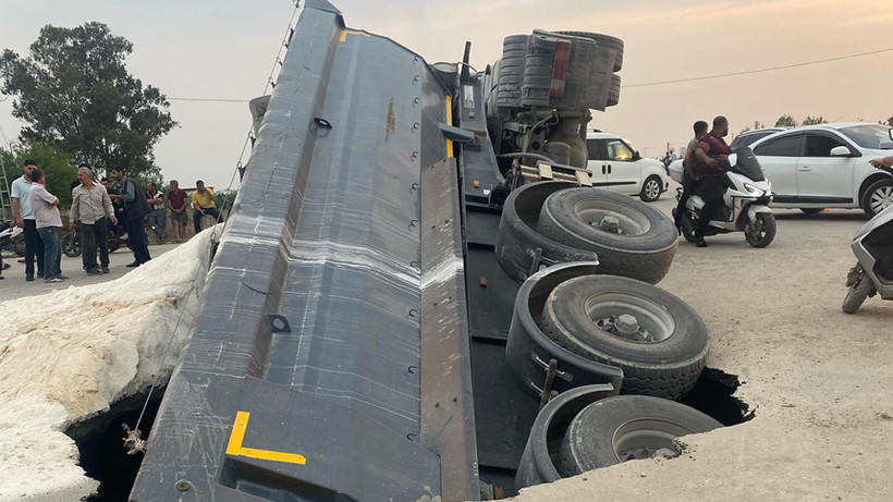 Adana'da bir tır yolda oluşan çukura düştü