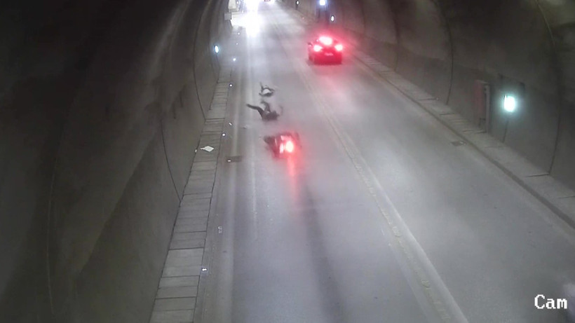 Tünelde motosiklet kazası: Metrelerce böyle sürüklendiler