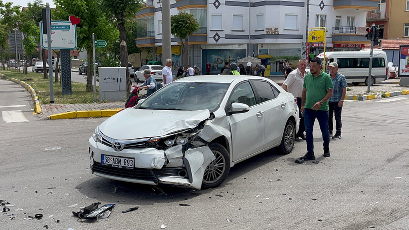 Alkollü araç kullanıp kaza yaptı, sinirini basın mensuplarından çıkardı!