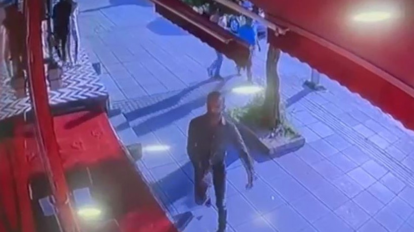 Camı kırdı, vitrindeki telefonları çalıp bıçakla etrafı tehdit etti