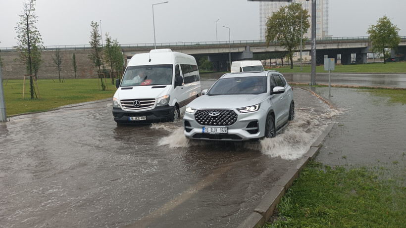 Bursa'da sağanak! 30 dakikada 100'den fazla şimşek çaktı