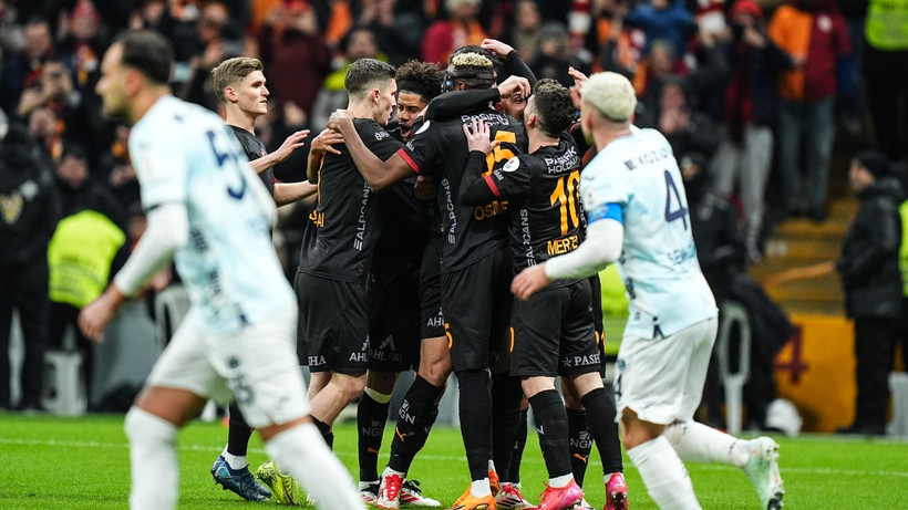 Galatasaray deplasmanında flaş tepki: Adana Demirspor sahadan çekildi