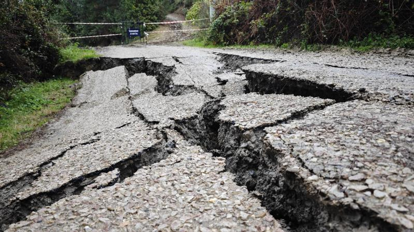 Samsun'da şiddetli sağanak: Yakakent’te yol çöktü!