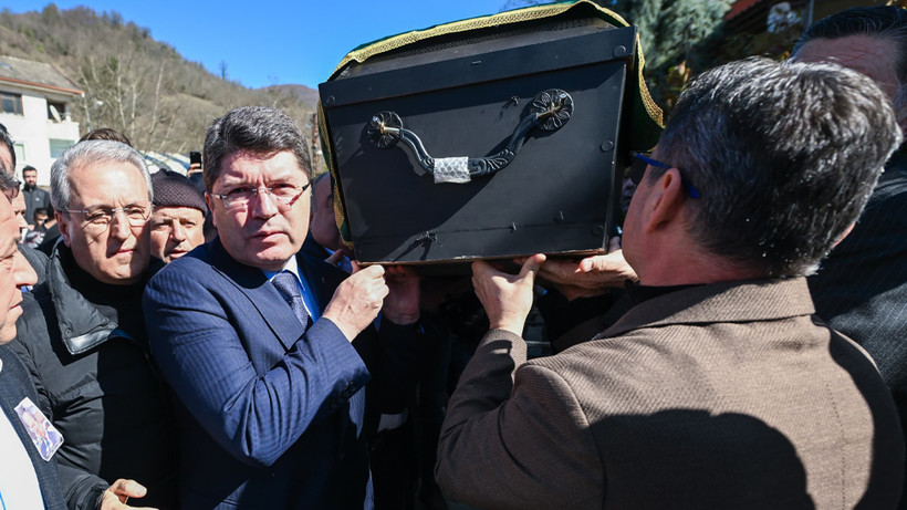 Bakan Tunç'tan büyük vefa! Hemşerisinin cenazesinde tabutu sırtladı