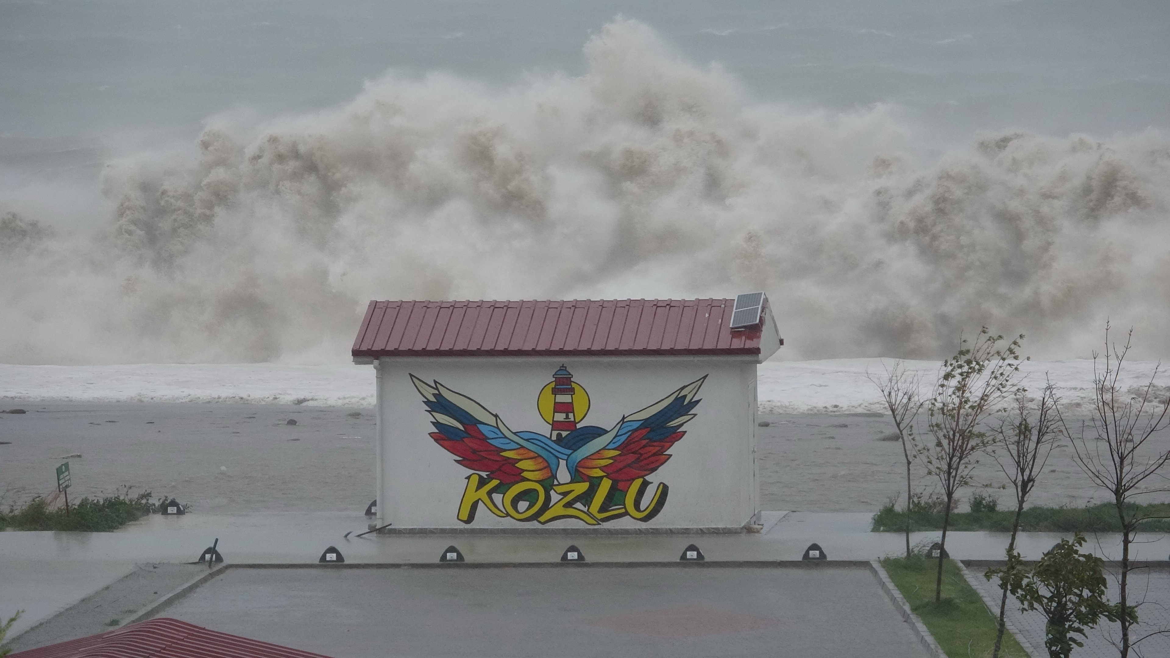 zonguldak-firtina-gemi-ikiye-bolundu-19kasim2023- (2)
