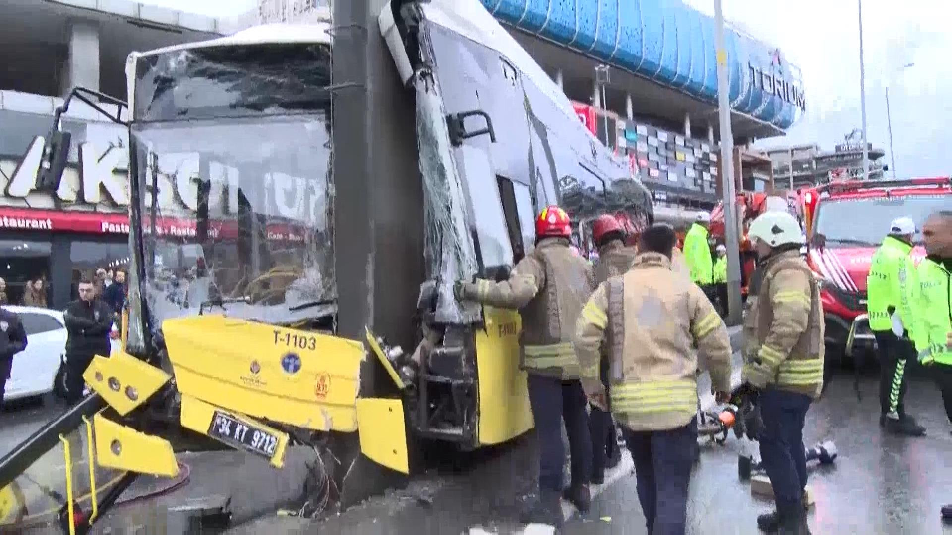 Esenyurtta Iett Otobusu Direge Carpti 5 Yarali 2 7614 Dhaphoto1