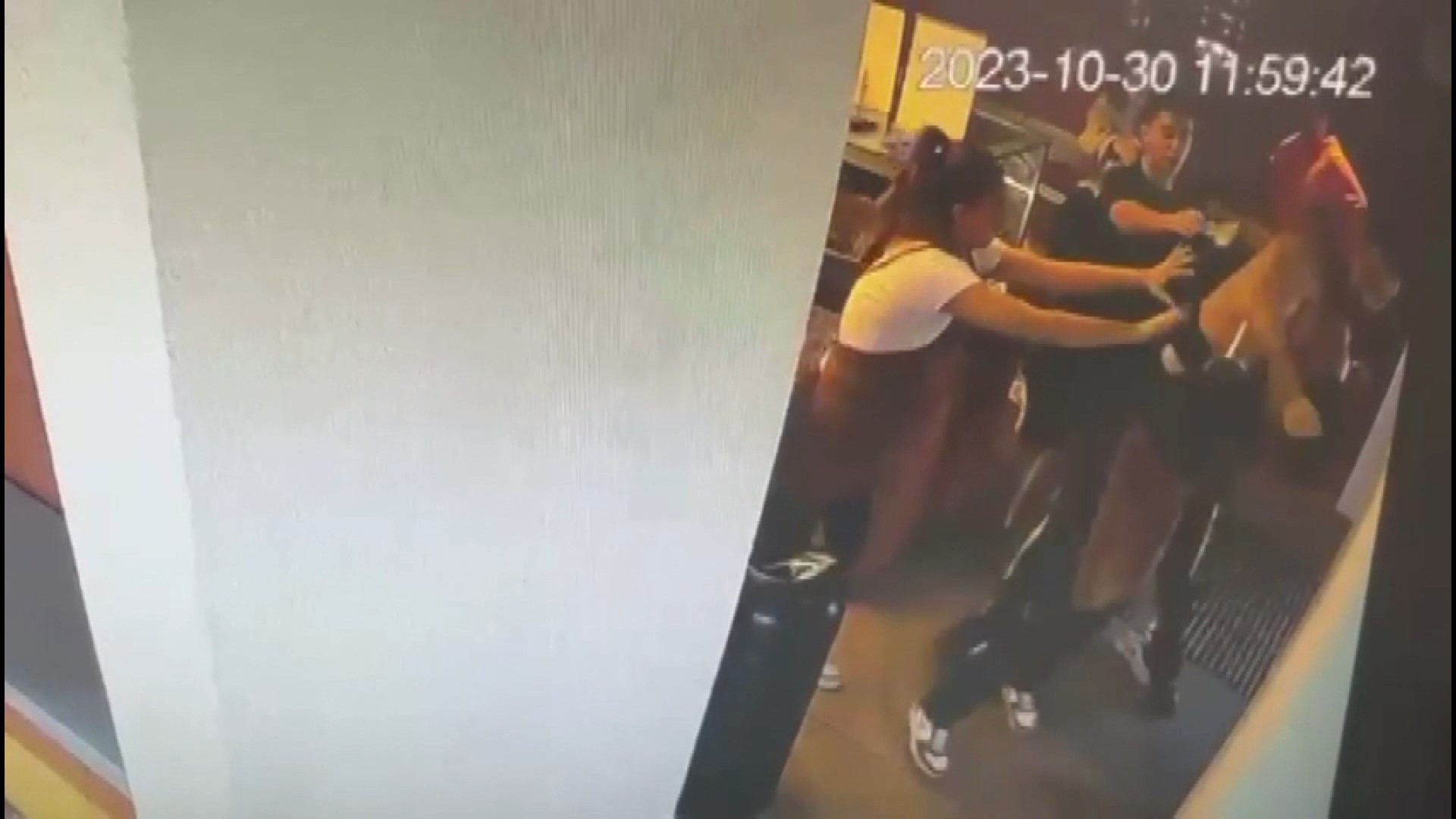 Kiz Arkadasinin Kahve Bardagina Gulucuk Cizen Baristayi Dovdu 2063 Dhaphoto5