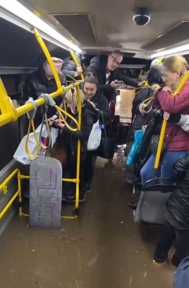 Antalya Su Dolu Altgecitte Otobus Mahsur Kaldi 13Subat 2024 Iha (1)