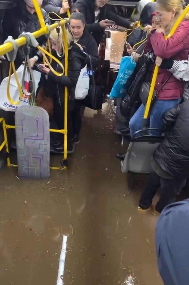 Antalya Su Dolu Altgecitte Otobus Mahsur Kaldi 13Subat 2024 Iha (2)