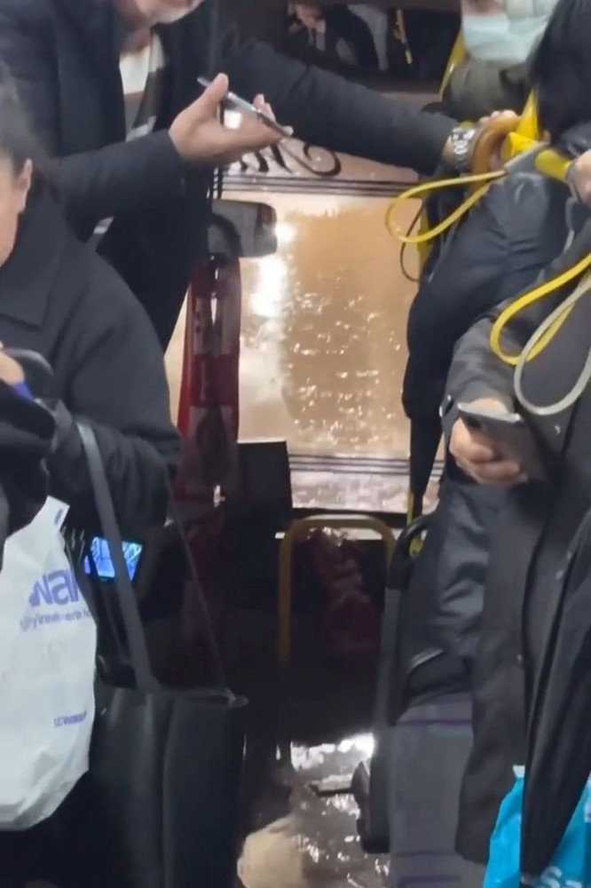 Antalya Su Dolu Altgecitte Otobus Mahsur Kaldi 13Subat 2024 Iha (5)