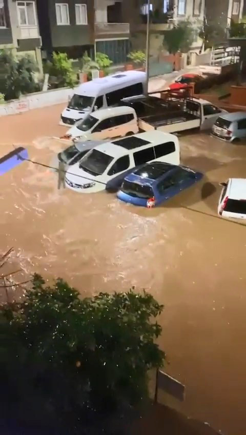 Antalyada Siddetli Yagis Hayati Olumsuz Etkiledi 2 8719 Dhaphoto3