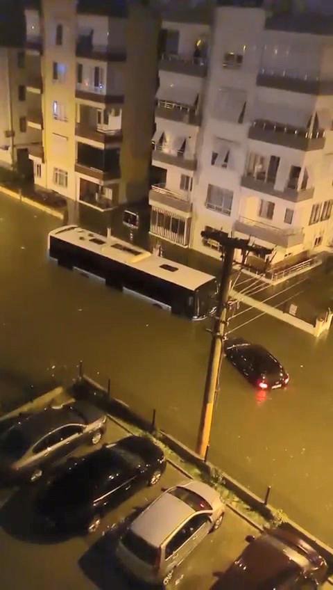 Antalyada Siddetli Yagis Hayati Olumsuz Etkiledi 2 8719 Dhaphoto5